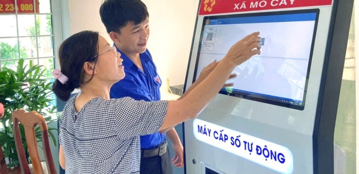 Đưa dịch vụ c&ocirc;ng trực tuyến &ldquo;về tận th&ocirc;n&rdquo;: Quảng Ng&atilde;i tăng tốc ch&iacute;nh quyền số, lan tỏa &ldquo;b&igrave;nh d&acirc;n học vụ số&rdquo; - Ảnh 1.