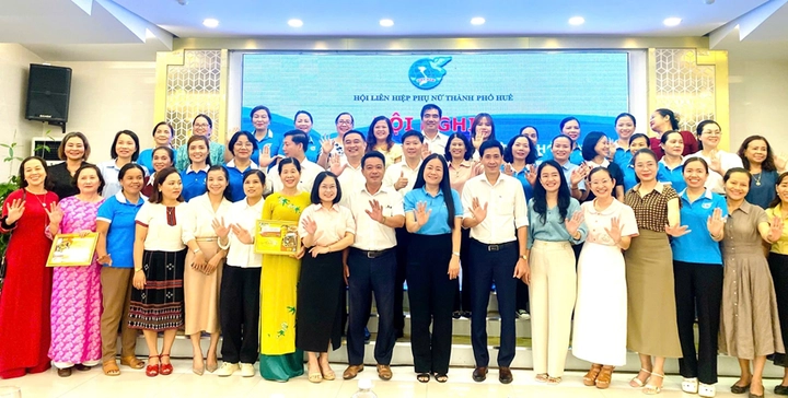 Phụ nữ Huế khởi nghiệp: Khi gi&aacute; trị truyền thống "cất c&aacute;nh" nhờ đ&ocirc;i c&aacute;nh số- Ảnh 1.