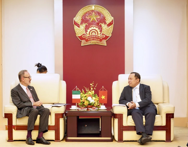Bộ trưởng Bộ KH&CN Vũ Hải Quân làm việc với Ngài Marco della Seta, Đại sứ Italia tại Việt Nam. Bộ trưởng Bộ KH&CN Vũ Hải Quân làm việc với Ngài Marco della Seta, Đại sứ Italia tại Việt Nam.