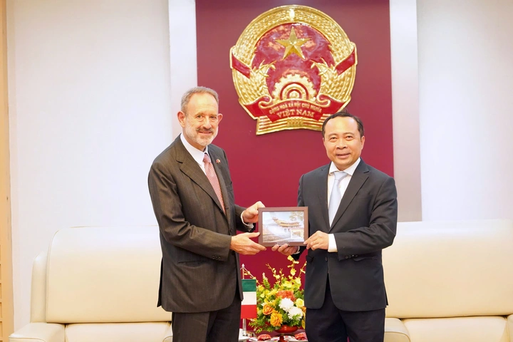 Bộ trưởng Bộ KH&CN Vũ Hải Quân tặng quà lưu niệm cho Ngài Marco della Seta, Đại sứ Italia tại Việt Nam. Bộ trưởng Bộ KH&CN Vũ Hải Quân tặng quà lưu niệm cho Ngài Marco della Seta, Đại sứ Italia tại Việt Nam.