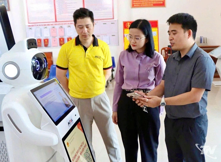 Robot AI lần đầu vận h&agrave;nh tại Trung t&acirc;m h&agrave;nh ch&iacute;nh c&ocirc;ng x&atilde; V&otilde; Nhai - Ảnh 1.