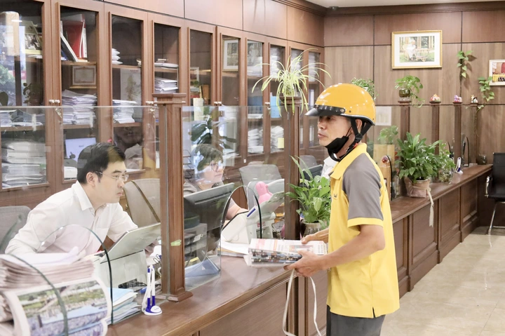 VNPost đảm bảo th&ocirc;ng suốt dịch vụ c&ocirc;ng giữa nắng n&oacute;ng hơn 40&deg;C - Ảnh 1.