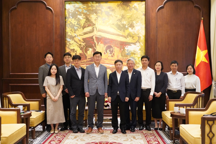 Các đại biểu chụp ảnh kỷ niệm.