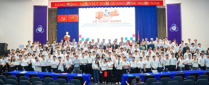 ĐH B&aacute;ch khoa TP HCM: Khen thưởng hơn 750 triệu đồng cho c&aacute;n bộ, sinh vi&ecirc;n xuất sắc   - Ảnh 1.