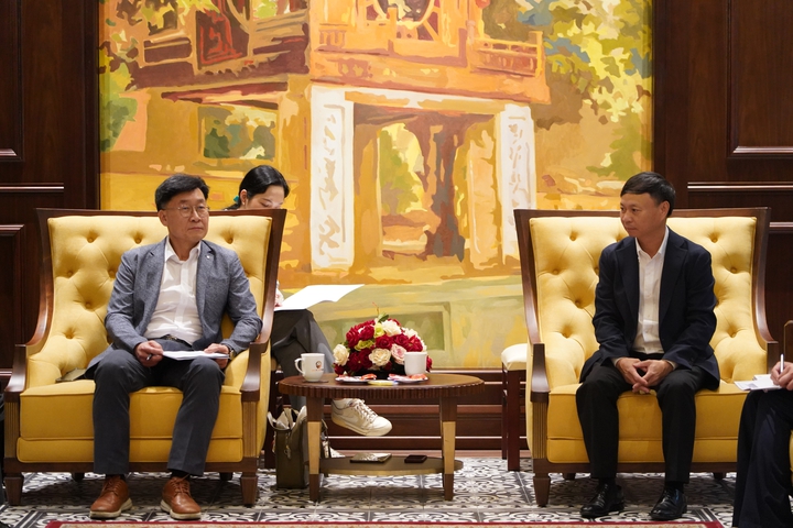 Thứ trưởng Hoàng Minh làm việc với Phó Chủ tịch Viện KIST Chang Joon Yeon.