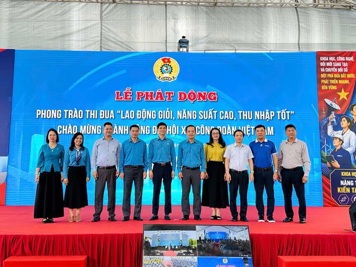 Thi đua lao động gắn với n&acirc;ng cao năng lực số cho người lao động- Ảnh 1.