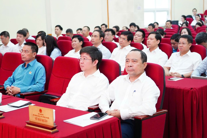 Bộ Khoa học và Công nghệ phát động ủng hộ đồng bào khắc phục hậu quả mưa lũ - Ảnh 1.