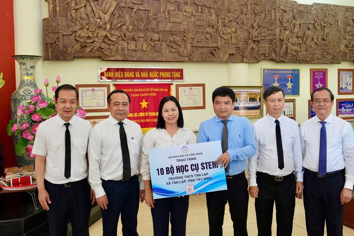 Đoàn công tác Bộ Khoa học và Công nghệ dâng hương tưởng niệm các Anh hùng liệt sĩ tại Nghĩa trang liệt sĩ ngành Giao bưu - Thông tin R- Ảnh 6.