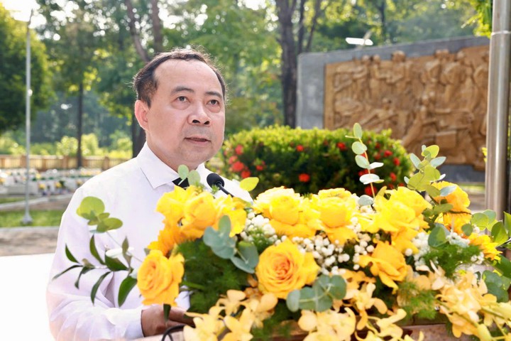 Đoàn công tác Bộ Khoa học và Công nghệ dâng hương tưởng niệm các Anh hùng liệt sĩ tại Nghĩa trang liệt sĩ ngành Giao bưu - Thông tin R- Ảnh 1.