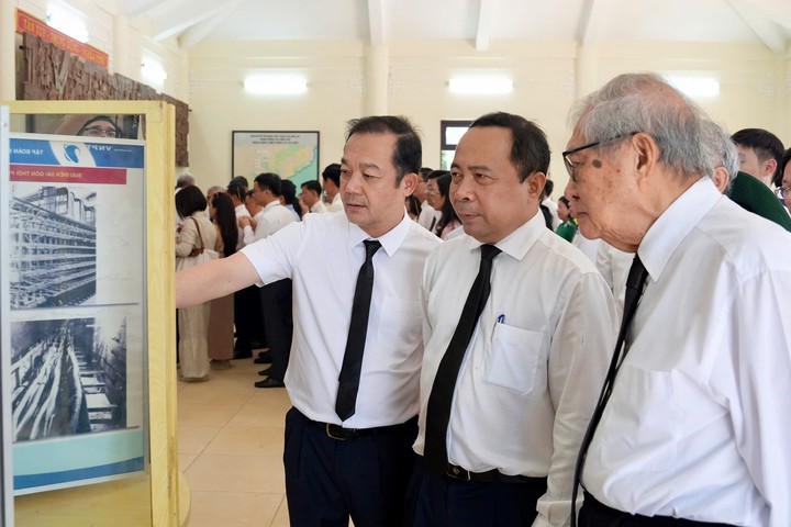 Đoàn công tác Bộ Khoa học và Công nghệ dâng hương tưởng niệm các Anh hùng liệt sĩ tại Nghĩa trang liệt sĩ ngành Giao bưu - Thông tin R- Ảnh 3.