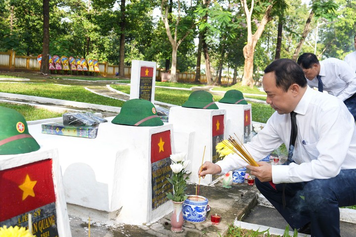 Đoàn công tác Bộ Khoa học và Công nghệ dâng hương tưởng niệm các Anh hùng liệt sĩ tại Nghĩa trang liệt sĩ ngành Giao bưu - Thông tin R- Ảnh 5.