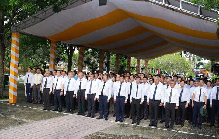 Đoàn công tác Bộ Khoa học và Công nghệ dâng hương tưởng niệm các Anh hùng liệt sĩ tại Nghĩa trang liệt sĩ ngành Giao bưu - Thông tin R- Ảnh 2.
