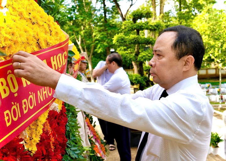 Đoàn công tác Bộ Khoa học và Công nghệ dâng hương tưởng niệm các Anh hùng liệt sĩ tại Nghĩa trang liệt sĩ ngành Giao bưu - Thông tin R- Ảnh 4.