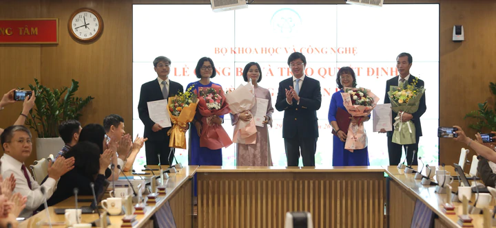 Bộ Khoa học v&agrave; C&ocirc;ng nghệ c&ocirc;ng bố c&aacute;c quyết định về c&ocirc;ng t&aacute;c c&aacute;n bộ - Ảnh 1.