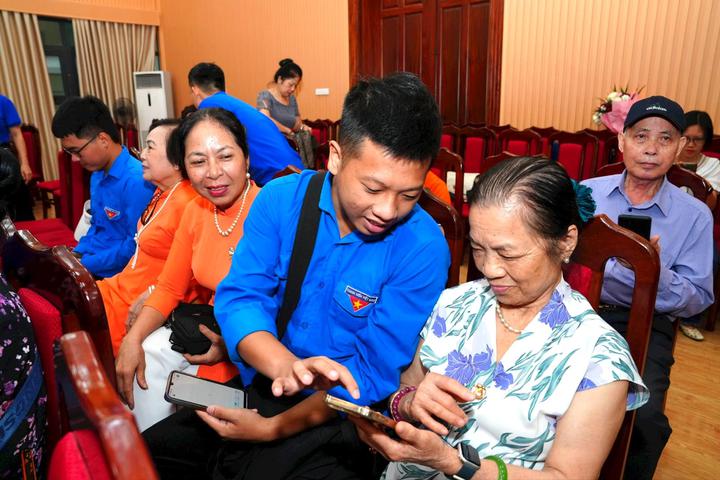 "B&igrave;nh d&acirc;n học vụ số": Khi c&aacute;c cụ &ocirc;ng, cụ b&agrave; "chạm" v&agrave;o c&ocirc;ng nghệ- Ảnh 1.