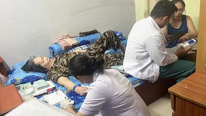 Đưa dịch vụ y tế đến tận nhà, tăng khả năng tiếp cận chăm sóc sức khỏe cho người yếu thế- Ảnh 1.
