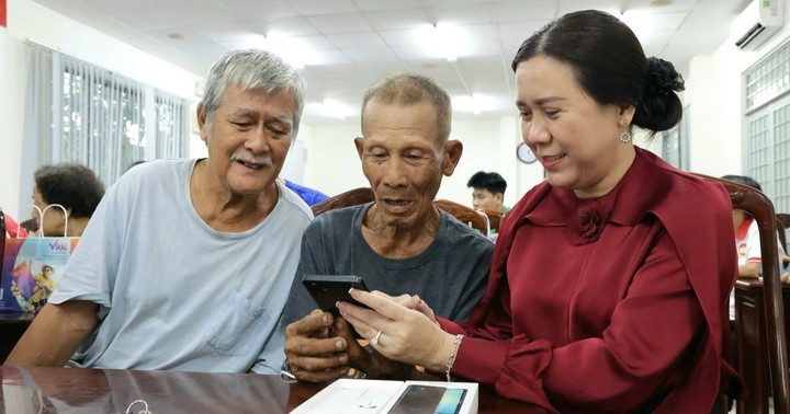 Hỗ trợ điện thoại thông minh, dịch vụ viễn thông cho hộ nghèo, hộ cận nghèo- Ảnh 1.
