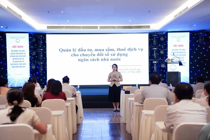 Trang bị nghiệp vụ về khoa học c&ocirc;ng nghệ, đổi mới s&aacute;ng tạo v&agrave; chuyển đổi số cho c&aacute;n bộ, c&ocirc;ng chức, vi&ecirc;n chức - Ảnh 6.