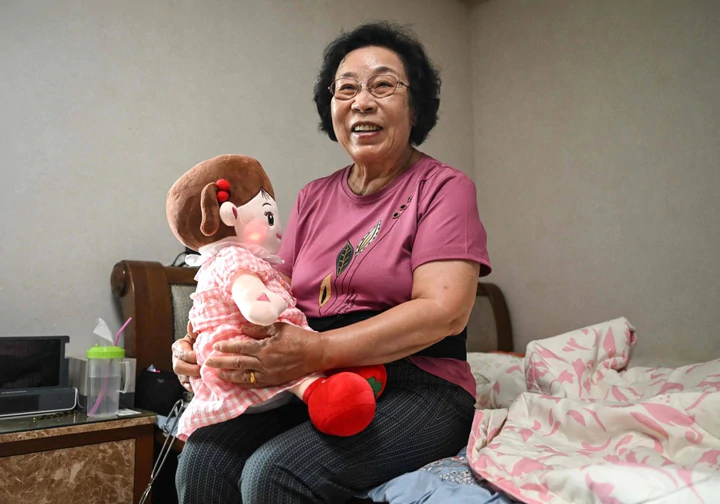 Búp bê AI và robot trò chuyện: Bài toán công nghệ xoa dịu nỗi cô đơn tuổi già- Ảnh 1.