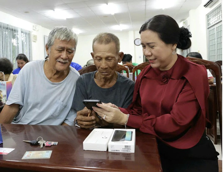 Từ e ngại m&aacute;y m&oacute;c đến nụ cười h&agrave;i l&ograve;ng của người cao tuổi Cần Thơ- Ảnh 1.