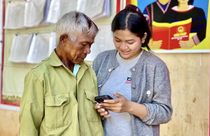 Người gi&agrave; ở bu&ocirc;n l&agrave;ng T&acirc;y Nguy&ecirc;n học c&aacute;ch "chạm" m&agrave;n h&igrave;nh cảm ứng- Ảnh 1.