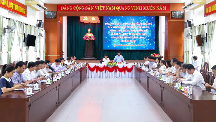 Huế đẩy mạnh chuyển đổi số, ph&aacute;t triển dữ liệu số v&agrave; hạ tầng số tại c&aacute;c phường- Ảnh 1.