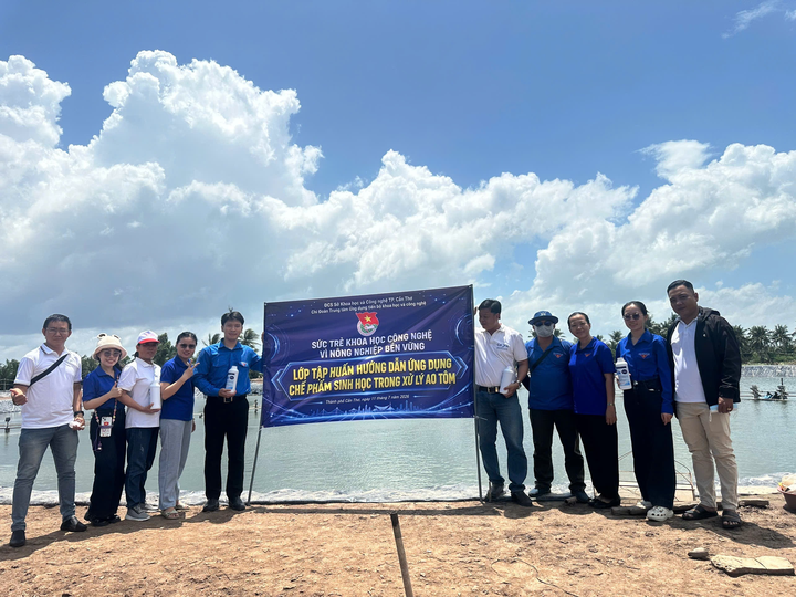 Chuyển giao chế phẩm vi sinh cho người nuôi tôm Cù Lao Dung- Ảnh 2.