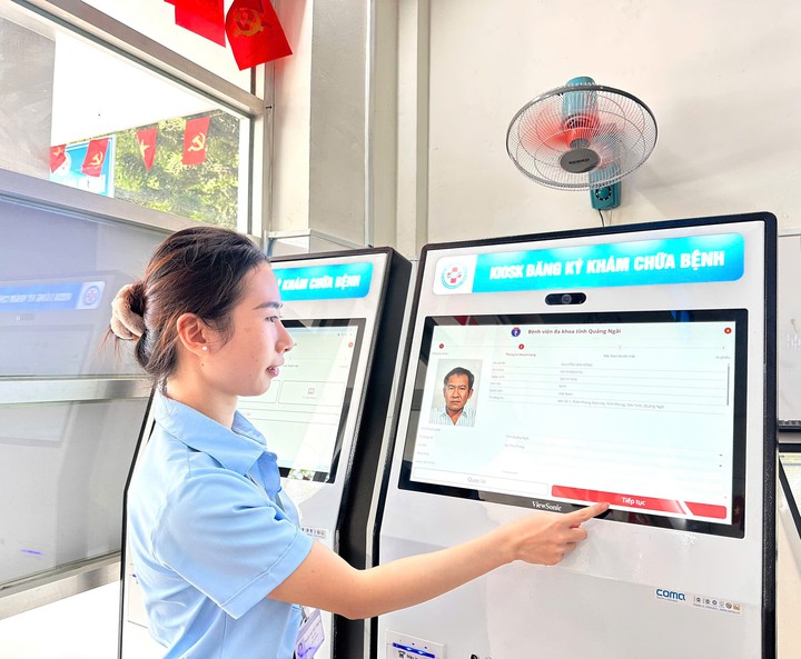 Quảng Ng&atilde;i ứng dụng Kiosk th&ocirc;ng minh trong đăng k&yacute; kh&aacute;m bệnh- Ảnh 1.