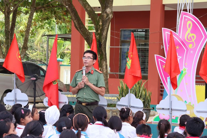 Trang bị kỹ năng an to&agrave;n số cho học sinh v&ugrave;ng cao Quảng Ng&atilde;i- Ảnh 1.