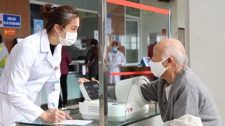 Giảm gánh nặng chi phí y tế, tăng cơ hội chăm sóc sức khỏe cho người yếu thế - Ảnh 1.