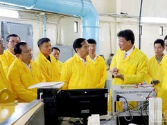 Deputy PM Bui Thanh Son works with Nuclear Research Institute