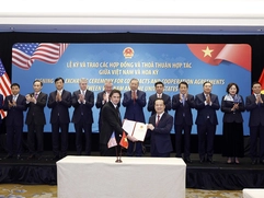 Party chief witnesses signing, exchange of Việt Nam - US contracts, cooperation agreements