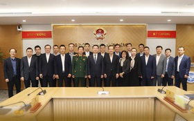 Bộ trưởng Nguyễn Mạnh Hùng gặp mặt các CEO của Viettel Global