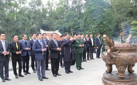 Dâng hương tưởng niệm Chủ tịch Hồ Chí Minh tại Khu di tích Đá Chông