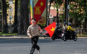 Thành phố Hồ Chí Minh rực rỡ cờ đỏ sao vàng trong ngày 30/4