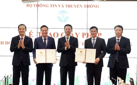 The Ministry of Information and Communications grants 5G licenses to Viettel and VNPT