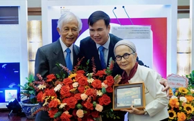 Thứ trưởng Bùi Thế Duy dự Lễ trao Huân chương Bắc đẩu Bội tinh bậc Sĩ quan cho vợ chồng Giáo sư Trần Thanh Vân và Lê Kim Ngọc
