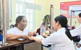 Hỗ trợ người cao tuổi tham gia dịch vụ công trực tuyến: Từ “cầm tay chỉ việc” ở thôn bản đến “bình dân học vụ số” tại đô thị