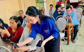 Người cao tuổi - từ "ngại công nghệ" trở thành chủ thể của chuyển đổi số