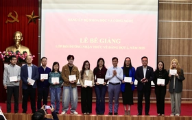 Bế giảng Lớp bồi dưỡng nhận thức về Đảng năm 2025