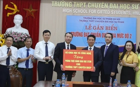 Bộ trưởng Nguyễn Mạnh Hùng trao tặng Phòng thực hành giáo dục STEM cho Trường THPT chuyên ĐH Sư phạm
