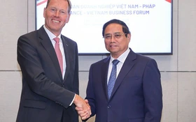 Prime Minister meets leaders of France' business giants in Paris
