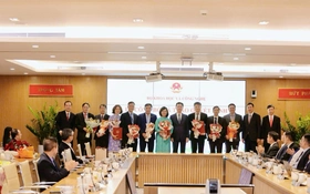 Bộ trưởng Nguyễn Mạnh Hùng: "Các cán bộ nghỉ công tác có thể rời vị trí làm việc, nhưng không bao giờ rời khỏi giá trị mà mình đã đóng góp"