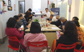 Khi người cao tuổi học ChatGPT và làm quen với dịch vụ công trực tuyến: Những lớp học đặc biệt giữa lòng Hà Nội