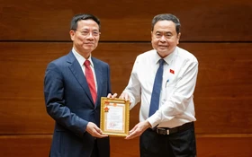 Bộ trưởng Nguyễn Mạnh Hùng được trao tặng Kỷ niệm chương Vì sự nghiệp Quốc hội Việt Nam
