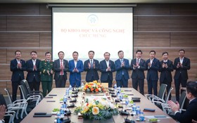 Bộ trưởng Nguyễn Mạnh Hùng chúc mừng các đồng chí Ủy viên Trung ương Đảng trưởng thành từ lĩnh vực khoa học và công nghệ
