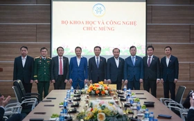 Bộ trưởng Nguyễn Mạnh Hùng chúc mừng các đồng chí Ủy viên Trung ương Đảng trưởng thành từ ngành Khoa học và Công nghệ