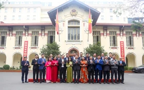 Bộ trưởng Nguyễn Mạnh Hùng, Thứ trưởng Hoàng Minh, đại diện lãnh đạo các đơn vị trực thuộc Bộ chụp ảnh lưu niệm với toàn thể cán bộ, công chức Vụ ĐTC.