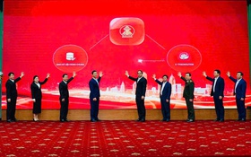 Các đồng chí lãnh đạo tỉnh thực hiện nghi thức Khai trương Trung tâm Dữ liệu tỉnh Thái Nguyên