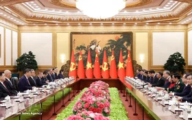 General Secretary and President of Vietnam holds talks with Chinese counterpart